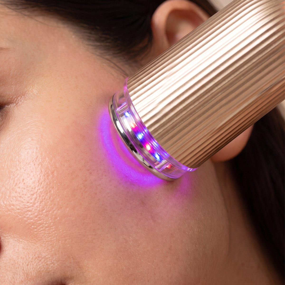 Close-up of the circular FLOW+ treatment head